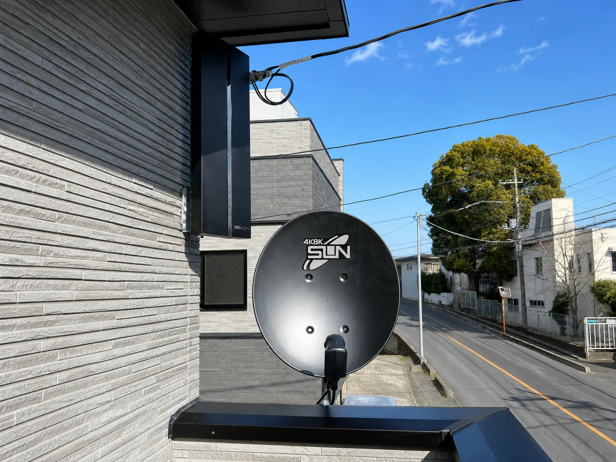 戸建て住宅に設置されたデザインアンテナとBSアンテナ