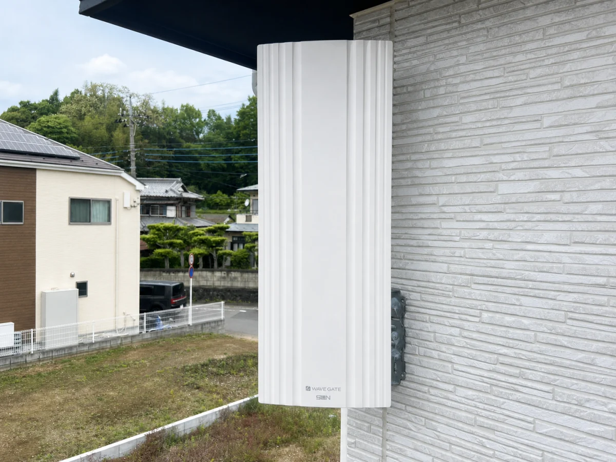 戸建て住宅の外壁に設置された白いデザインアンテナ