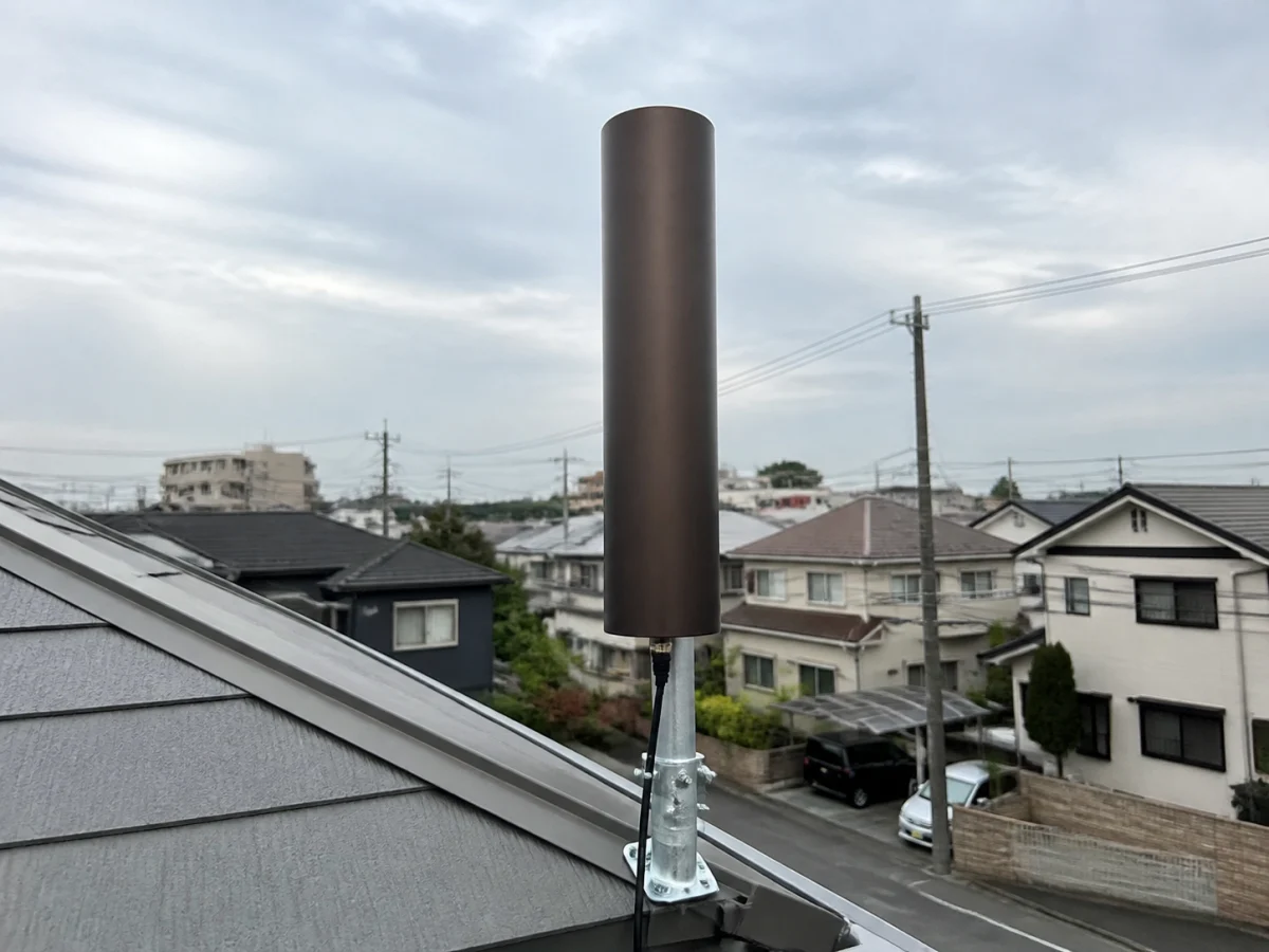 戸建て住宅の屋根際に設置されたユニコーンアンテナ