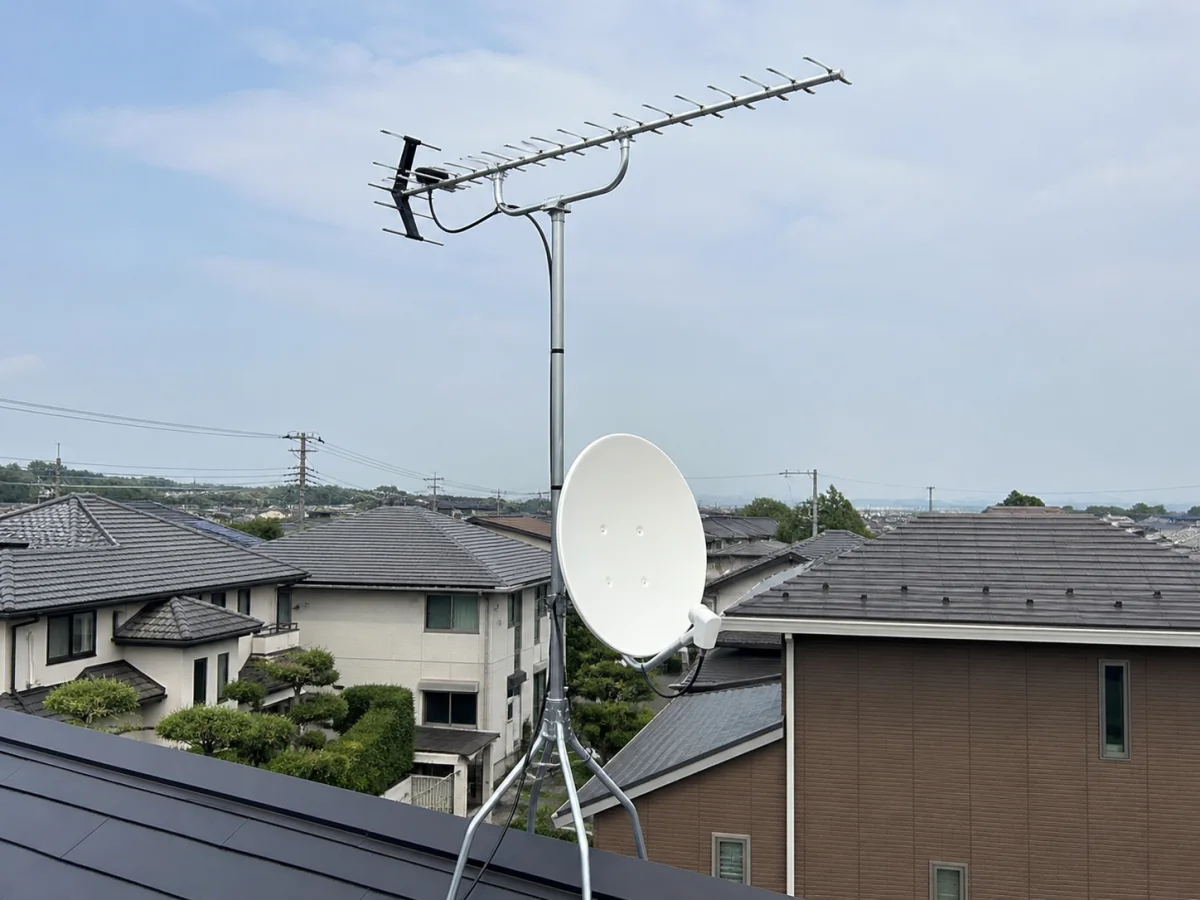 戸建て住宅にセットで設置された八木式アンテナとBSアンテナ