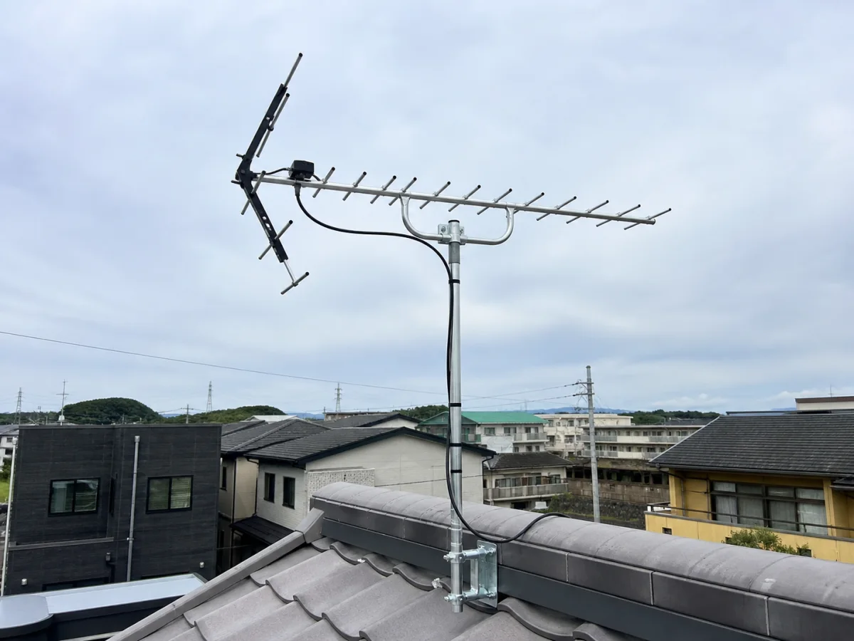 戸建て住宅の屋根に設置された八木式アンテナ